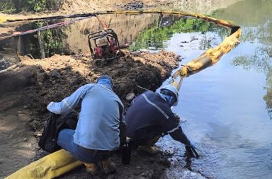 TÉCNICOS REALIZAN LA LIMPIEZA DE PETRÓLEO EN ESMERALDAS