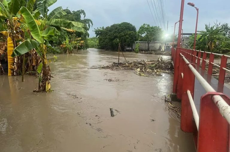 Una fuerte lluvia caída durante la madrugada de este martes 11 de marzo del 2025 afectó a varios cantones de la provincia de Manabí.