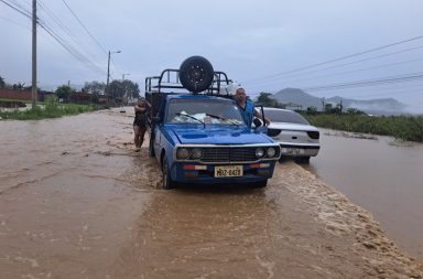 Vía a Santa Ana permanece inundada y estuvo cerrada por dos horas.