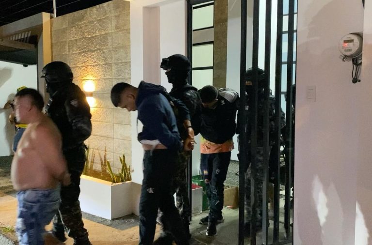 Presuntos miembros de "Los Pepes" fueron detenidos en Manta.