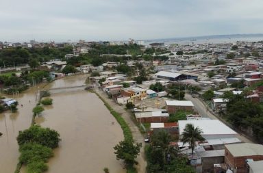 Más de 50 mil familias en riesgo por lluvias y deslizamientos en Manta